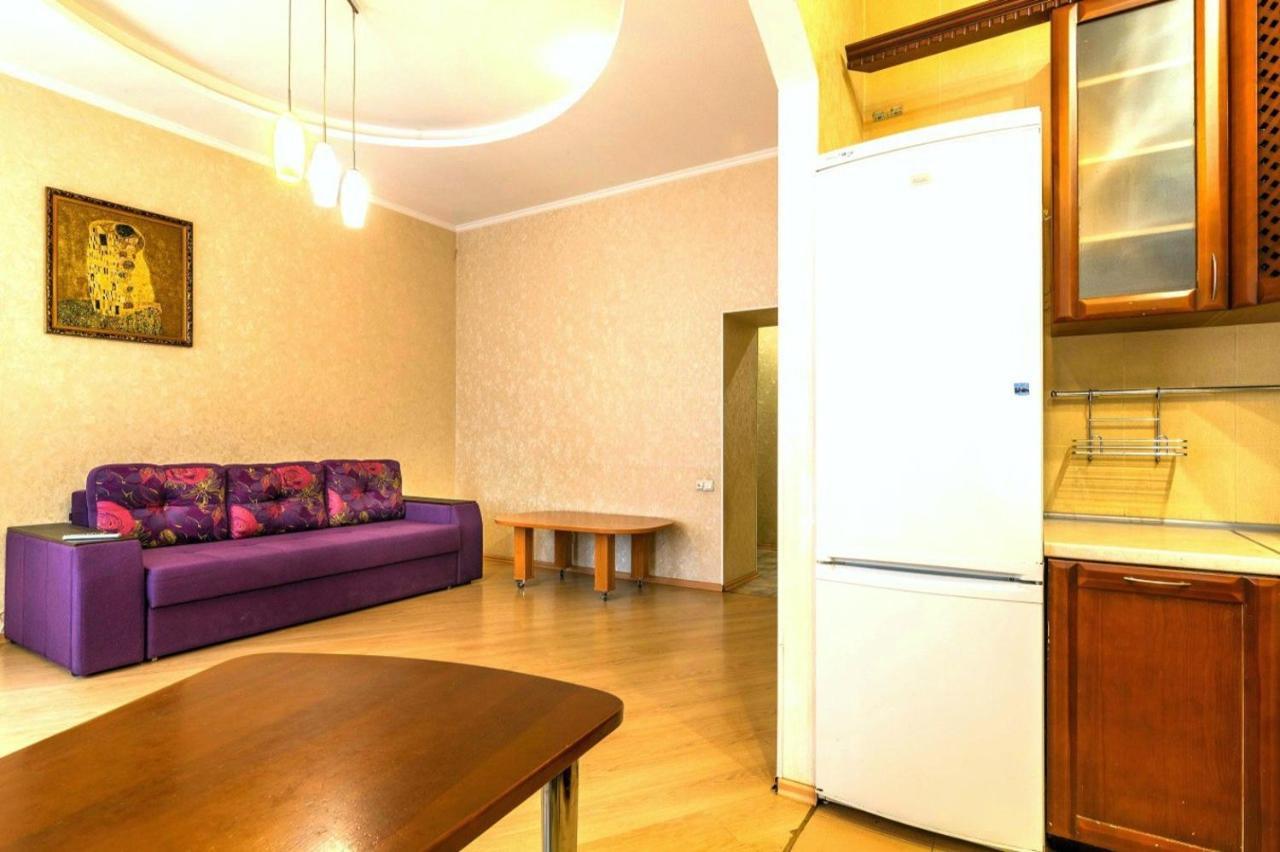 Large Apartment In The Center Dnjepropetovsk Buitenkant foto